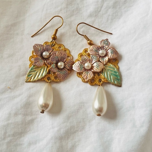 None Jewelry - Vintage Floral Pearl Drop Earrings